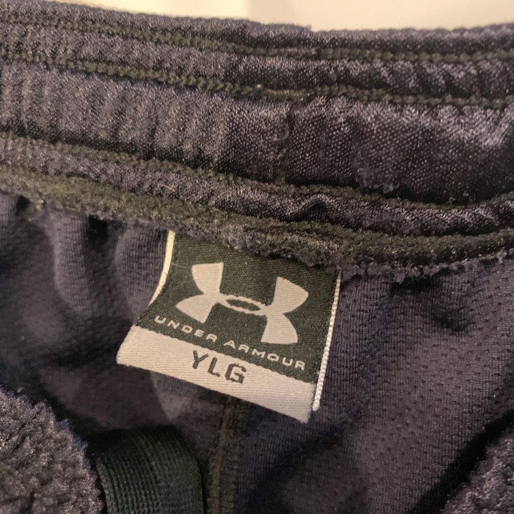 Under Armour athletic performance shorts YL - Picture 4 of 4